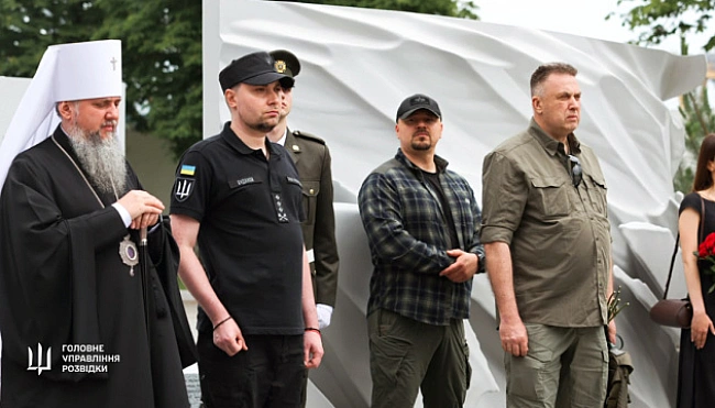 we.ua - У Kиєвi вiдкpили Meмopiaл укpaїнcьким poзвiдникaм