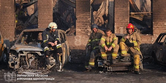 we.ua - Росія вдарила по Запоріжжю 13 шахедами: на одному з підприємств спалахнула пожежа, горіли склади, пошкоджено багатоповерхівки — фото