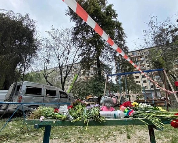we.ua - Серед руїн дев'ятиповерхівки в Києві виявили тіла 8 невідомих жертв