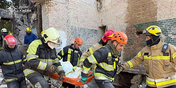 we.ua - У Солом’янському районі Києва під завалами будинку знайшли ще 5 тіл, кількість загиблих зросла до 21