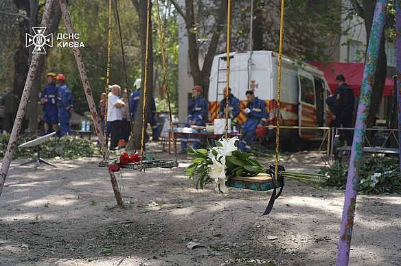 we.ua - Кияни несуть квіти до знищеного росіянами будинку, де тривають пошукові роботи (фото)