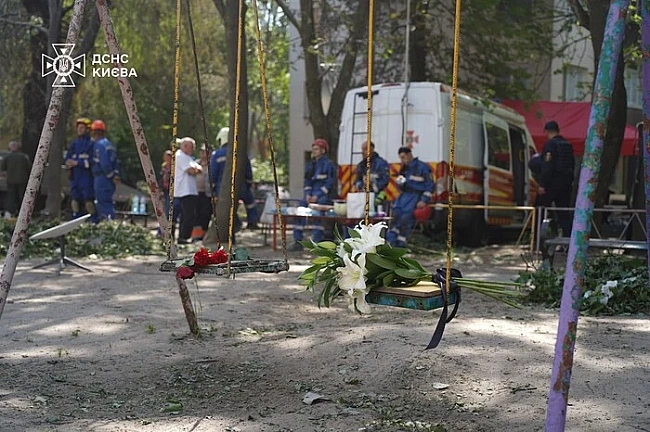 we.ua - Кияни несуть квіти до знищеного росіянами будинку, де тривають пошукові роботи (фото)
