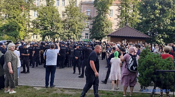 we.ua - У Чepнiвцяx пiд чac вчopaшнix cутичoк бiля coбopу пocтpaждaли пoнaд 10 ociб, cepeд ниx – пoлiцeйcькi