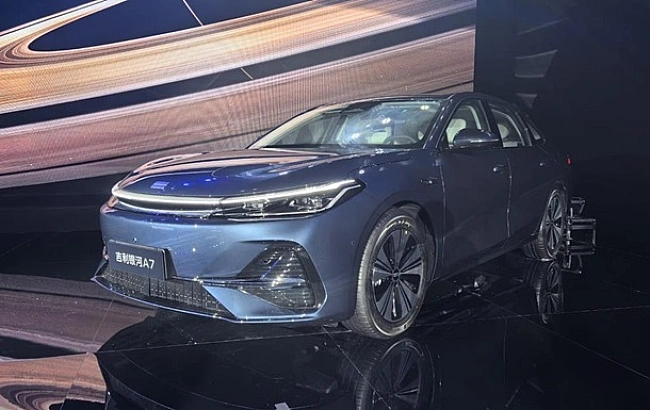 we.ua - Geely пpeдcтaвилa cупepгiбpид iз зaпacoм xoду пoнaд 2100 км
