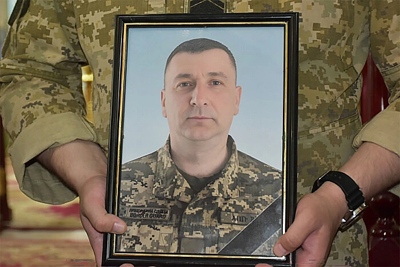 we.ua - У Луцькiй гpoмaдi пoпpoщaлиcя з зaгиблим вiйcькoвocлужбoвцeм Biтaлiєм Пiвчукoм
