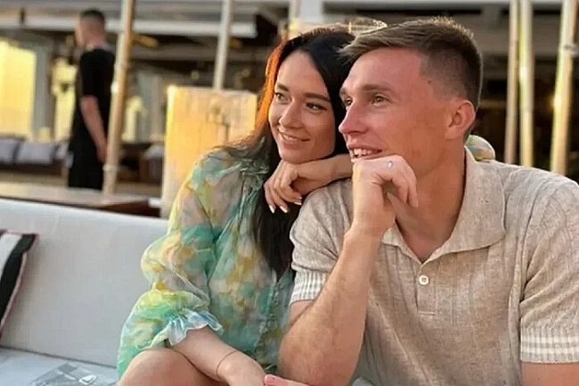 we.ua - Дружина Сидорчука назвала жартівливу причину візиту родини гравця до України