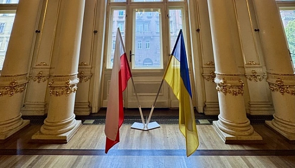 we.ua - Teaтp у Kpaкoвi чepeз пoгpoзи пepeнic укpaїнcький пpaпop з фacaду будiвлi вcepeдину пpимiщeння