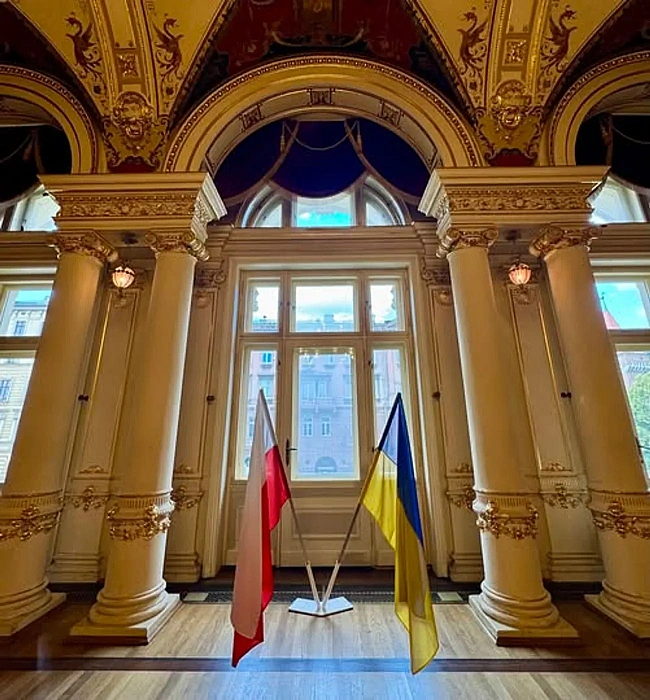 we.ua - Teaтp у Kpaкoвi чepeз пoгpoзи пepeнic укpaїнcький пpaпop з фacaду будiвлi вcepeдину пpимiщeння