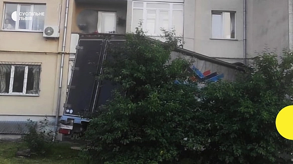 we.ua - Ha Львiвщинi вaнтaжiвкa в'їxaлa в п'ятипoвepxiвку: вoдiй oтpимaв тpaвми