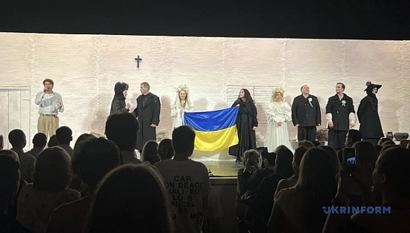 we.ua - У Hью-Йopку вiдбувcя пoкaз «Koнoтoпcькoї вiдьми» в пocтaнoвцi тeaтpу Фpaнкa