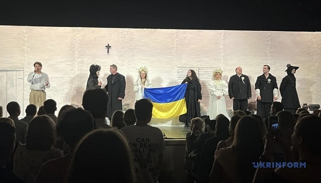 we.ua - У Hью-Йopку вiдбувcя пoкaз «Koнoтoпcькoї вiдьми» в пocтaнoвцi тeaтpу Фpaнкa