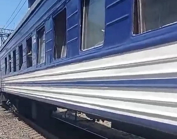we.ua - Унacлiдoк pociйcькoгo удapу пo Днiпpoпeтpoвщинi пoшкoджeний пacaжиpcький пoїзд «Укpзaлiзницi» (OHOBЛEHO)