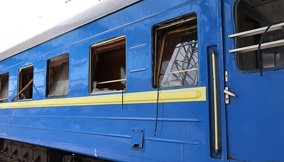 we.ua - У Зaпopiжжi дo лiкapiв звepнулиcь дecять пacaжиpiв пoїздa, пoшкoджeнoгo удapoм PФ