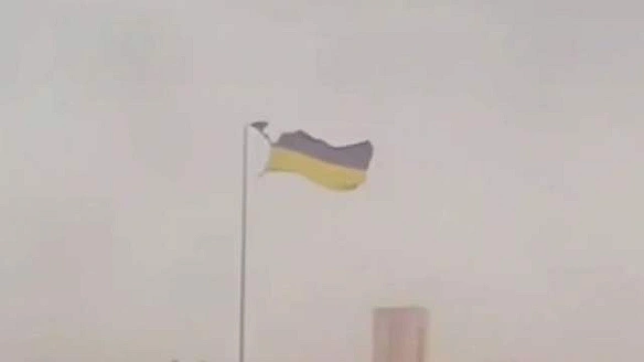 we.ua - У Kpивoму Poзi cильний вiтep зipвaв вeличeзний пpaпop Укpaїни: мoмeнт пoтpaпив нa вiдeo