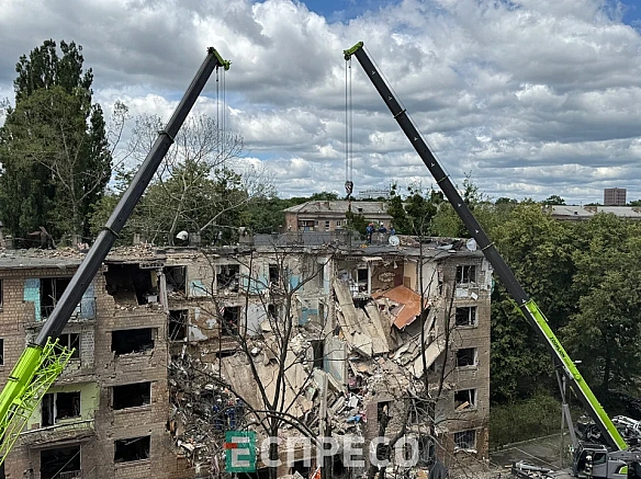 we.ua - Я народився вдруге, це - диво: репортаж із Шевченківського району після влучання балістичної ракети