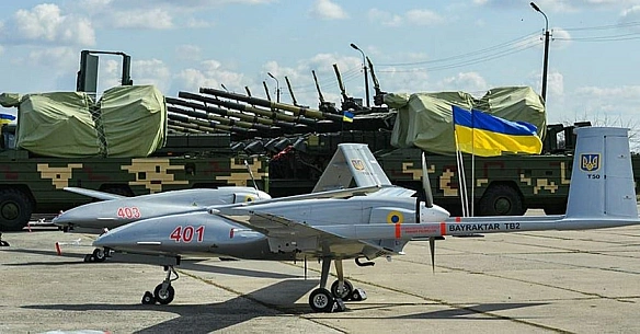 Байрактар повертається: ударний дрон TB2 спалив російський катер під Херсоном (відео)