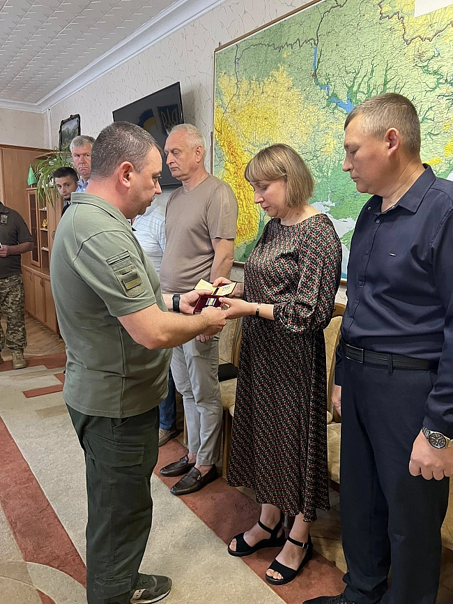 we.ua - Батькам загиблого Радіона Михайлюка з Вінниччини вручили нагороду сина