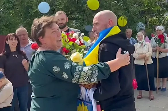 we.ua - Село на Вінниччині тепло зустріло воїна, який повернувся з полону: щемливе відео