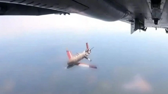 we.ua - Український бомбардувальник Су-24М скидає авіабомбу ФАБ-500, оснащену модулем УМПК для збільшення дальності до 60 кілометрів. ВІДЕО