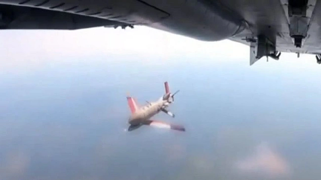 we.ua - Український бомбардувальник Су-24М скидає авіабомбу ФАБ-500, оснащену модулем УМПК для збільшення дальності до 60 кілометрів. ВІДЕО