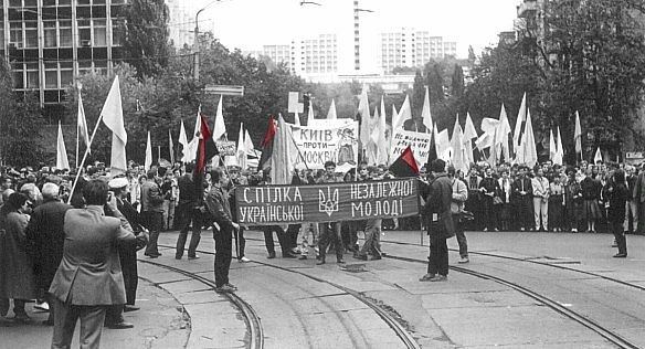 we.ua - Загадкова історія київського СНУМу, або Хто першим почав використовувати червоно-чорні прапори