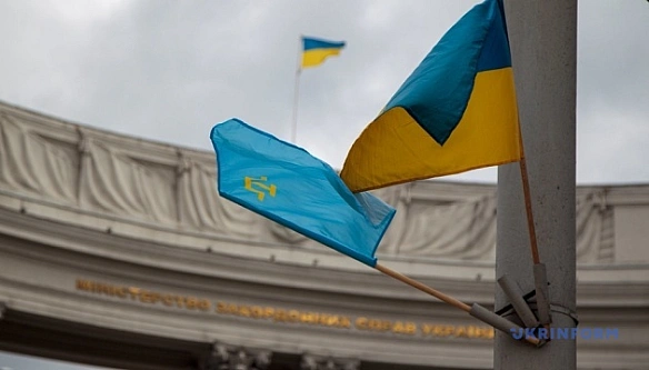 we.ua - Перед будівлею МЗС України підняли кримськотатарський прапор