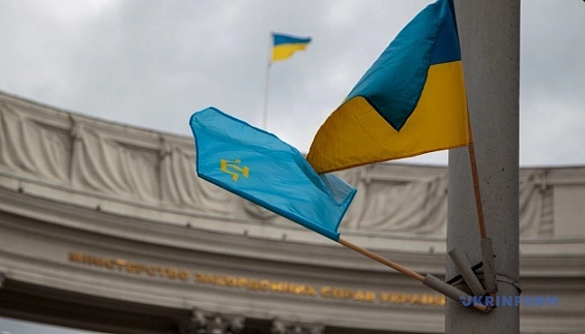 we.ua - Перед будівлею МЗС України підняли кримськотатарський прапор