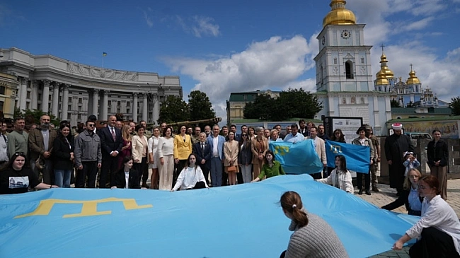 we.ua - У Києві відзначили День кримськотатарського прапора: стяг розгорнули на Михайлівській площі