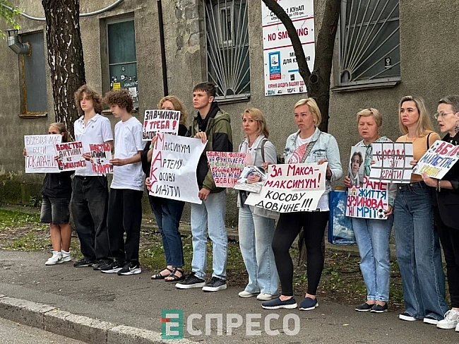 we.ua - Вбивство підлітка на фунікулері в Києві: суд переніс засідання через неявку адвокатів обвинуваченого