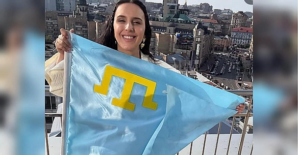 we.ua - Обов’язково повернемося: Джамала розгорнула прапор на даху будинку