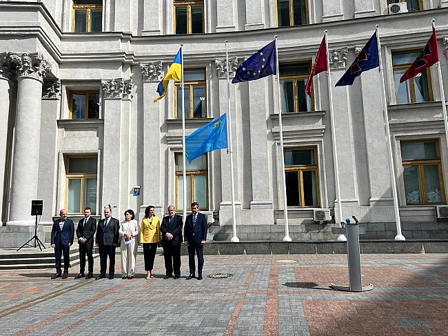 we.ua - Кримськотатарський прапор підняли на флагштоці біля будівлі МЗС