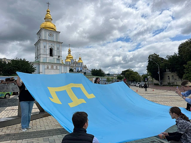 we.ua - До Дня кримськотатарського прапора в Києві урочисто підняли блакитні полотнища з золотою тамгою