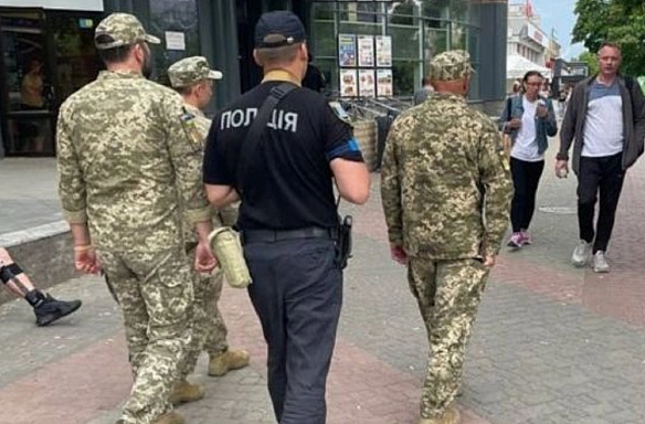 we.ua - На Харківщині чоловік не хотів йти в ТЦК та напав на поліціянта: на нього склали адмінпротокол