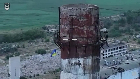 we.ua - Прапор України і стяг морських піхотинців замайорів над тимчасово окупованою Херсонщиною в День Конституції. ВІДЕО