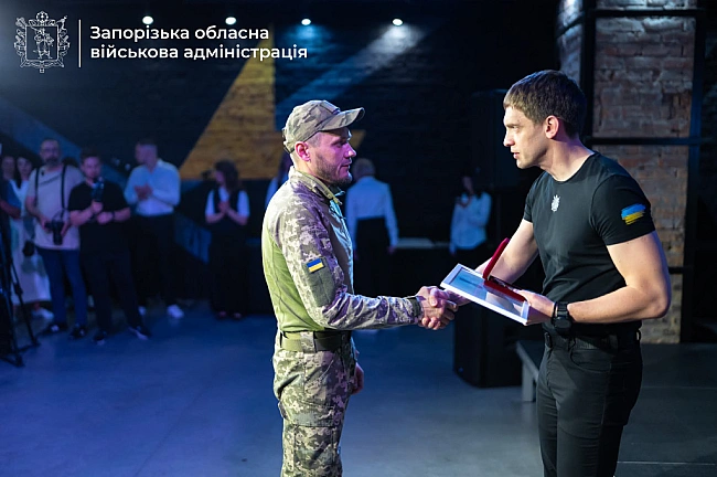 we.ua - День Конституції: у Запоріжжі державними нагородами відзначили військових, рятувальників, медиків та освітян