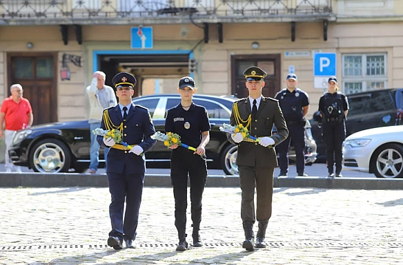 we.ua - У Львові до Дня Конституції урочисто підняли синьо-жовтий прапор