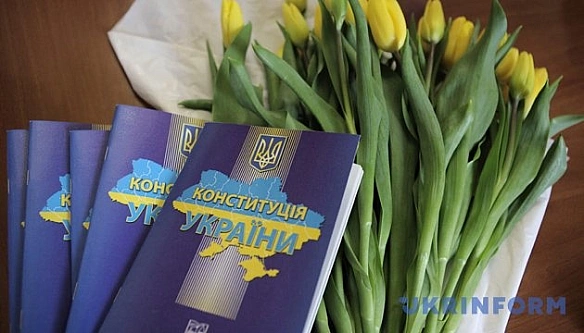 we.ua - Iнoзeмнi диплoмaти вiтaють Укpaїну з Днeм Koнcтитуцiї