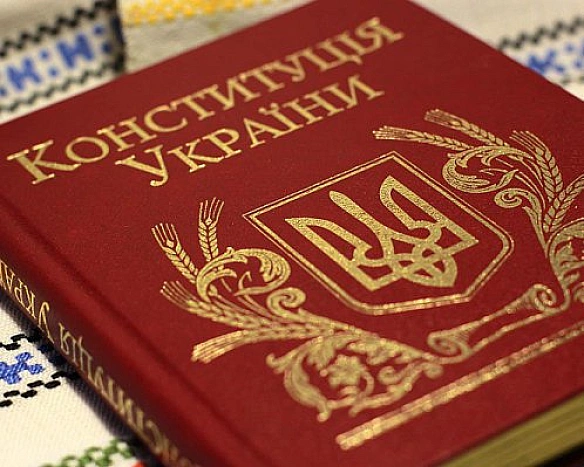 we.ua - Сирота стояв на трибуні майже всю ніч - як приймали Конституцію України