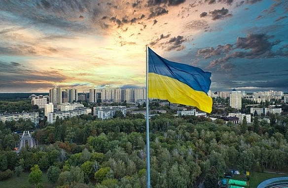 we.ua - У Києві приспустили головний прапор України: яка причина