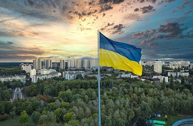 we.ua - У Києві приспустили головний прапор України: яка причина