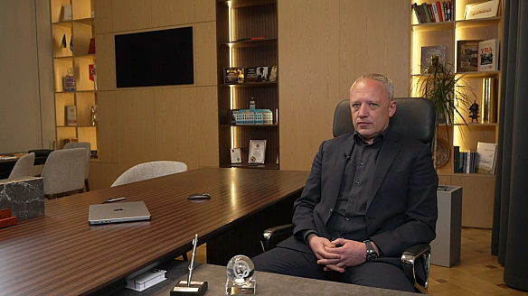 we.ua - Міський голова Чернівців Роман Клічук заробив перший капітал на Калинівському ринку: що продавав