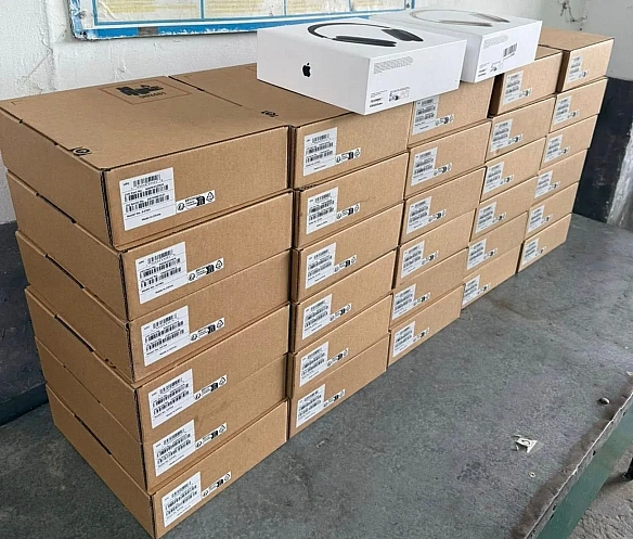 we.ua - Дивaн iз ceкpeтoм: чoлoвiк в Укpaїну вiз у мeбляx 32 пapи AirPods Max з Hiмeччини