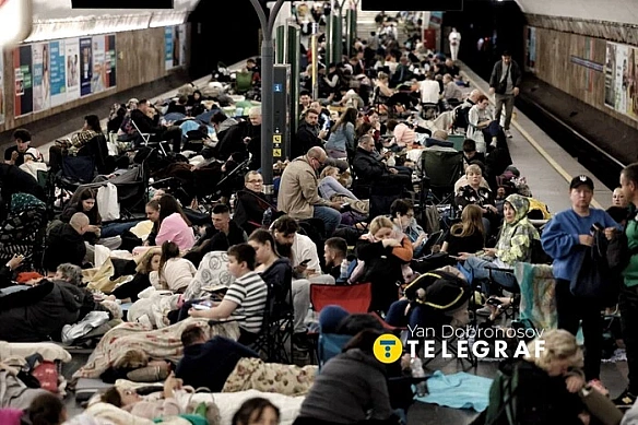 we.ua - Столичне метро переповнилося людьми через загрозу обстрілу