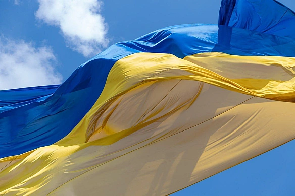 we.ua - У Києві через негоду тимчасово приспустять головний прапор України