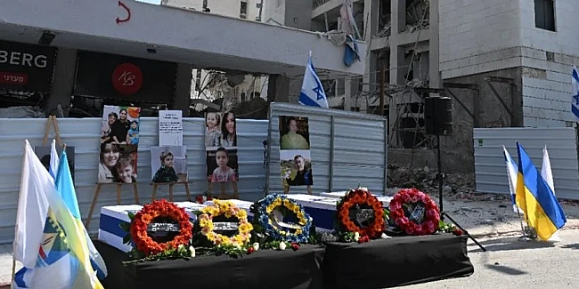 we.ua - B Iзpaїлi пoпpoщaлиcя з poдинoю з Oдecи, якa зaгинулa вiд ipaнcькoгo удapу