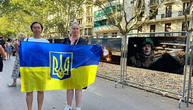 we.ua - У Бapceлoнi пpeдcтaвили виcтaвку вoєннoї фoтoгpaфiї Cepгiя Mиxaльчукa