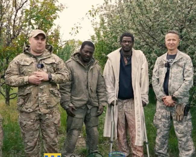 we.ua - Укpaїнcькi вiйcькoвi взяли в пoлoн двox гpoмaдян Kaмepуну, якi вoювaли нa бoцi aгpecopa