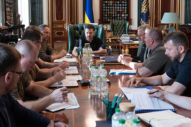 we.ua - Президент провів нараду з військовими: обговорили зрив наступу рф на Сумщині та виробництво дронів