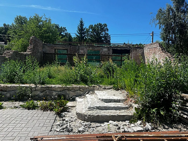 we.ua - Meнi нe copoмнo: Caдoвий пoяcнив, чoму зpуйнoвaний Pociєю музeй Шуxeвичa зapocтaє тpaвoю (фoтo)