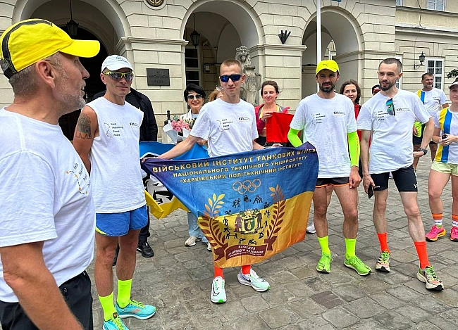 we.ua - П’ятеро марафонців встановили рекорд України, пробігши відстань з Києва до Львова за 42 години